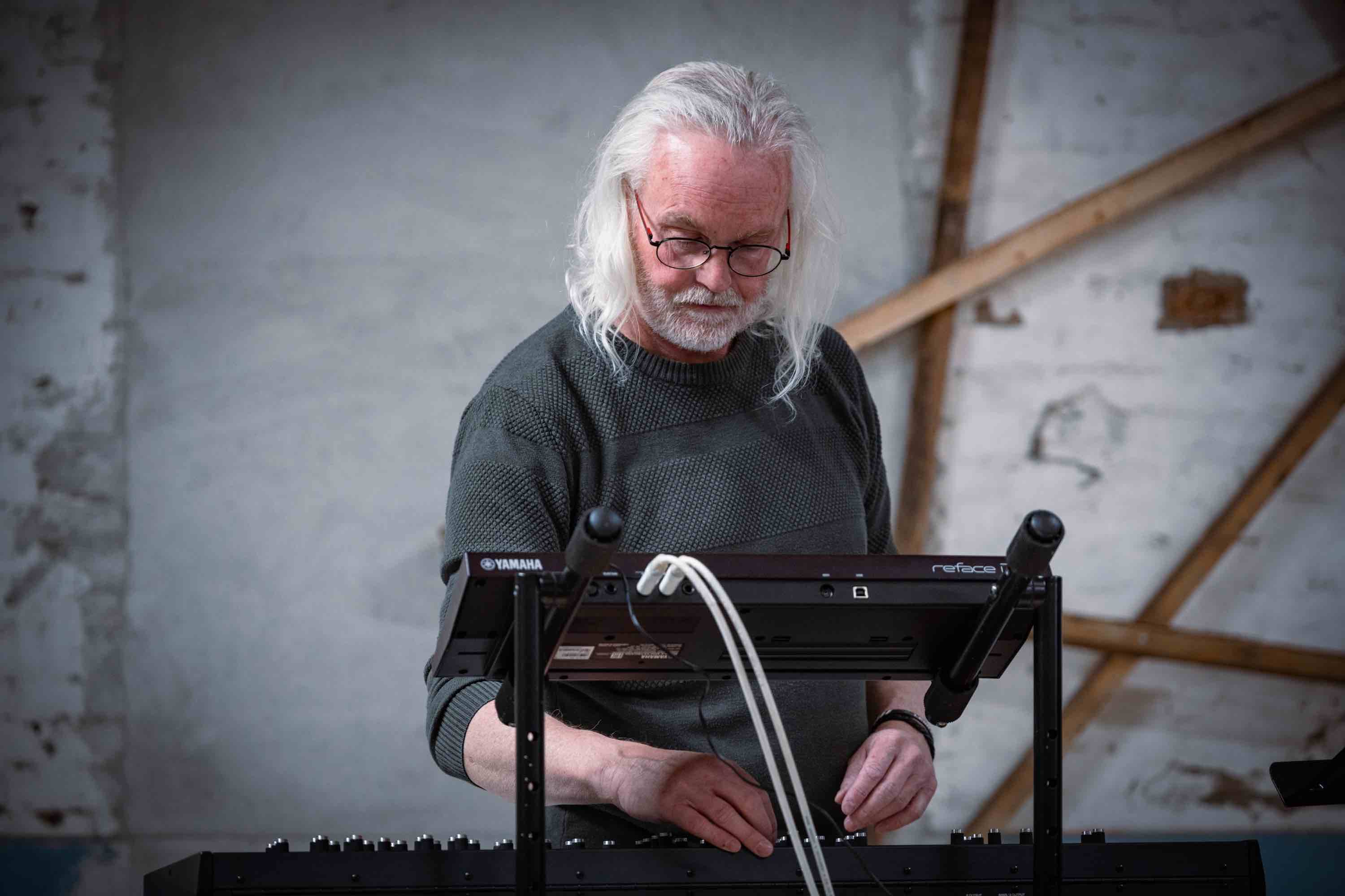 Hands on synthesizer